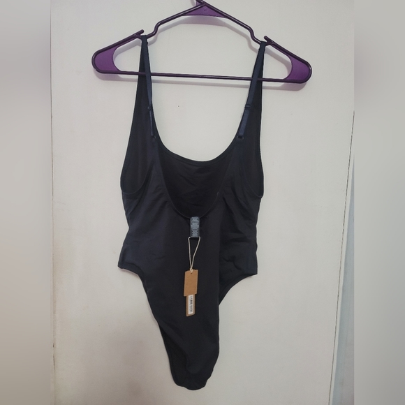 SIGNATURE SKIMS SCOOP NECK ONE PIECE NWT ONYX LARGE - Picture 7 of 8